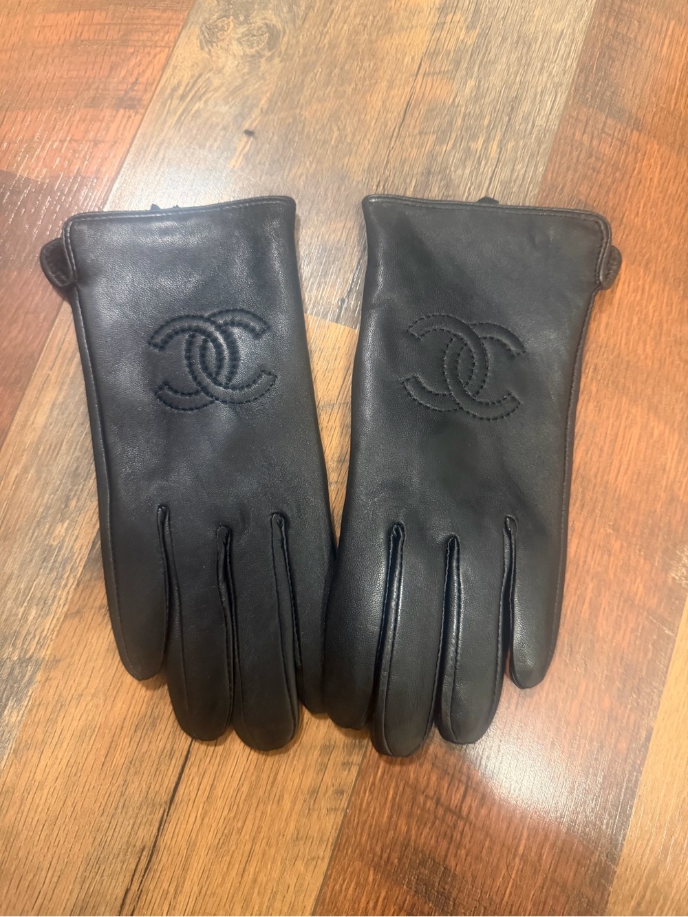 CHANEL Black Leather CC-Stitch Gloves